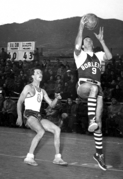 Rubini in maglia Borletti al tiro in terzo tempo.